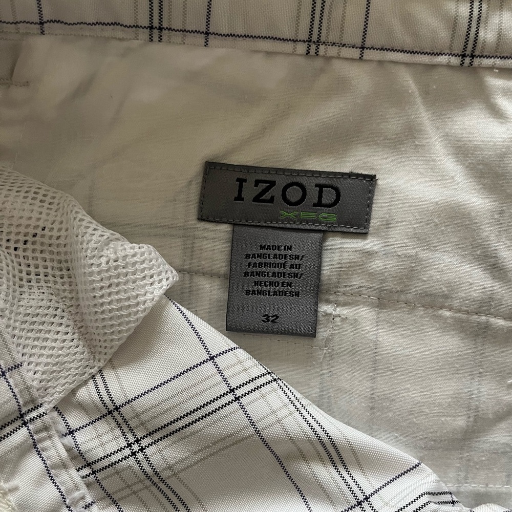 Men’s size 32 Izod golf shorts.